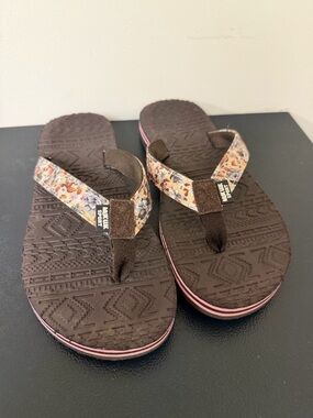 Brown Floral Strap Flip Flop Sandals with Pink Trim